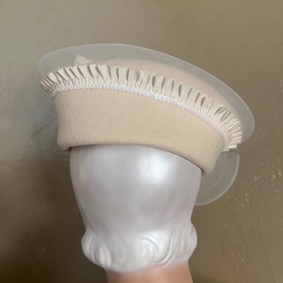 ADORABLE 1970s' IVORY FELT HAT + WHITE MESH, GROSGRAIN & SEQUIN TRIM - Picture 8 of 14